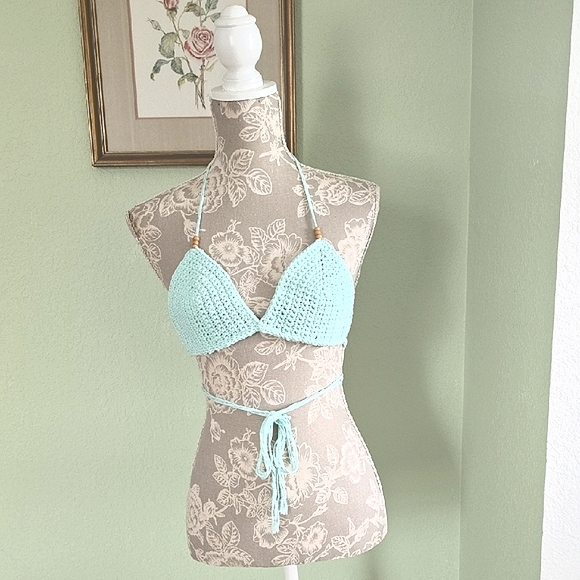 One Of a Kind Handmade Aqua Crochet Bikini Top Size Small - Picture 1 of 9